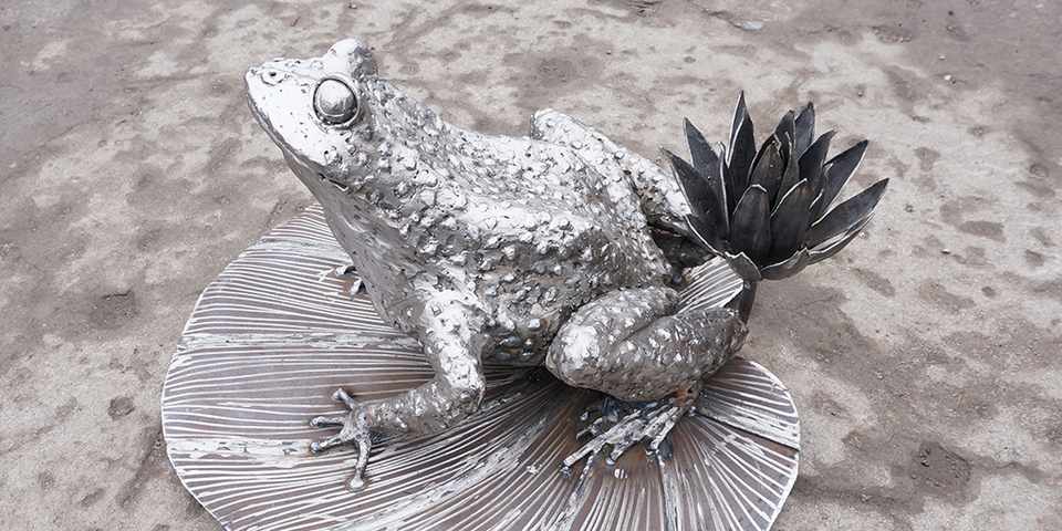 Скульптура из металла «Лягушка»